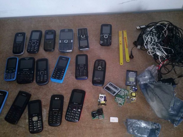 Aparelhos celulares foram achados dentro de bolsa, já no pátio (Foto: Agepens/ Divulgação)