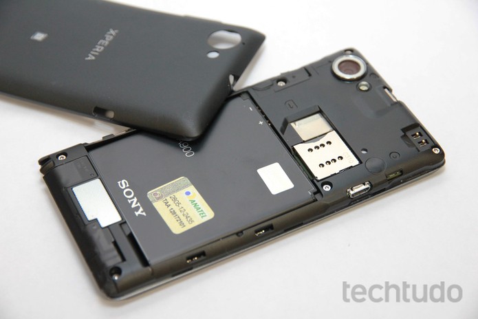 Xperia L sem a tampa traseira (Foto: Allan Melo/TechTudo) Xperia L sem a tampa traseira (Foto: Allan Melo/TechTudo)