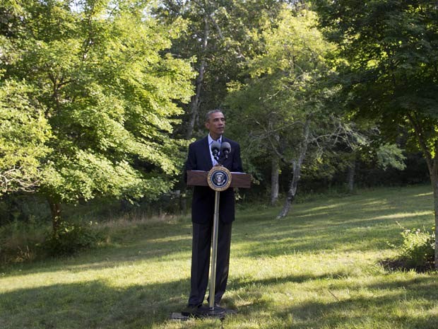 Barack Obama fala nesta segunda-feira (11) sobre a ofensiva no Iraque de Chilmark, onde passa férias com sua família (Foto: AP Photo/Jacquelyn Martin)
