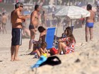 Claudia Abreu curte praia com o marido e os filhos no Rio