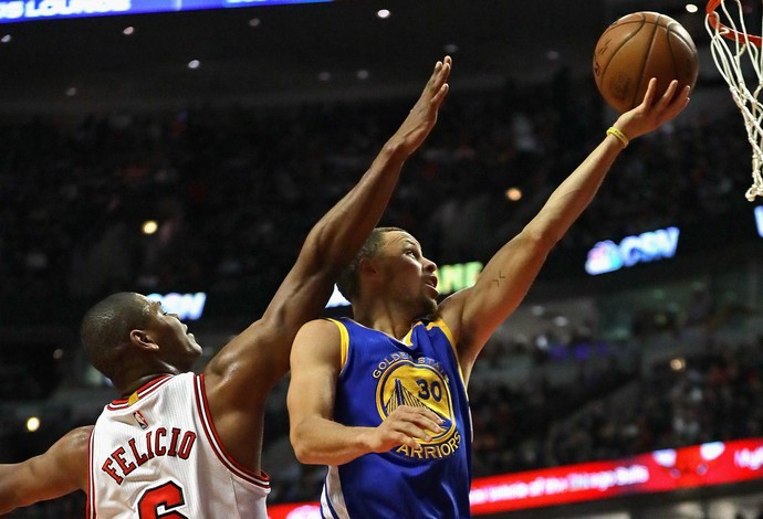 Cristiano Felício tenta o toco em Stephen Curry na vitória dos Bulls (Foto: Getty Images) Cristiano Felício tenta o toco em Stephen Curry na vitória dos Bulls (Foto: Getty Images)