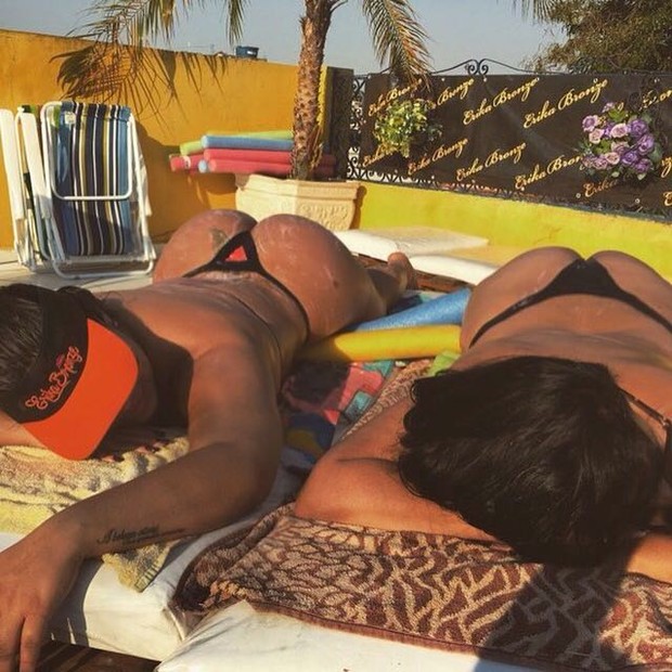 Mulher Melancia toma sol com a mãe de 53 anos (Foto: Instagram / Reprodução)