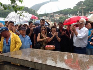 Familiares e amigos acompanharam o enterro de João Araújo na tarde deste sábado (30), no Rio de Janeiro (Foto: Kathia Mello/G1)