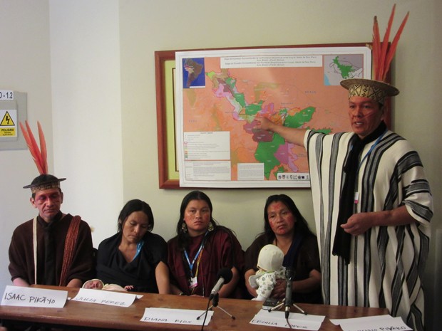 Francisco Piyãco indica no mapa onde estão localizados os anashinkas. Indígenas estão distribuídos pelo Peru e Brasil (Foto: Eduardo Carvalho/G1)