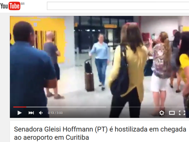 Gleisi Hoffmann é hostilizada por grupo de manifestantes em aeroporto (Foto: Reprodução/Youtube)
