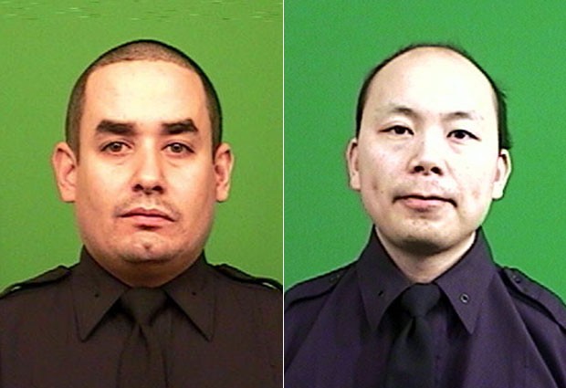 A polícia de Nova York divulgou fotos de Rafael Ramos e Wenjian Liu, os dois policiais mortos no Brooklyn na noite de sábado (20) (Foto: AP Photo/New York Police Department)