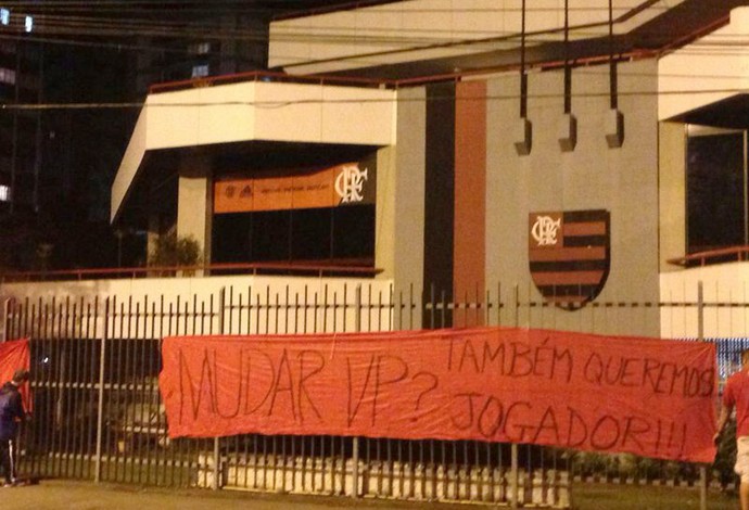 Protesto Flamengo Gávea (Foto: Globoesporte.com)