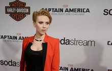 Grávida, Scarlett Johansson evita mostrar curvas em look para première