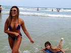 Ex-BBB Fabiana Teixeira curte dia de praia com o filho e exibe boa forma