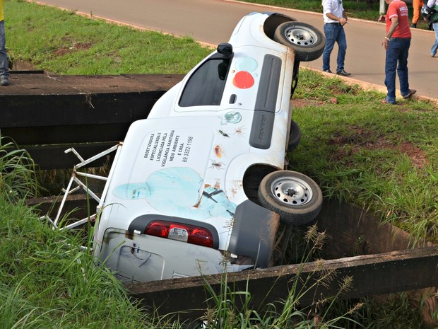 G1 - Motorista Esquece De Puxar Freio De Mão E Carro Cai Em Canal De ...