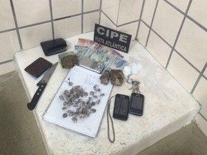 Polícia encontrou maconha, uma balança de precisão e caderno com anotações na casa do preso (Foto: Sulbahianews / Uinderlei Guimarães)