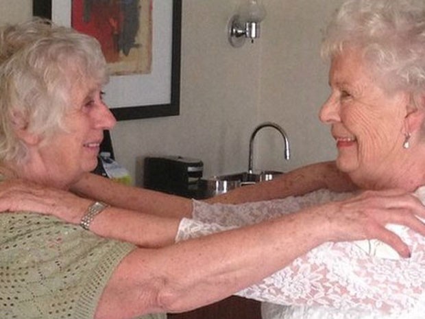 As britânicas Ann Hunt e Elizabeth Hamel se reencontraram nesta quinta-feira (1º), após 78 anos separadas (Foto: BBC)