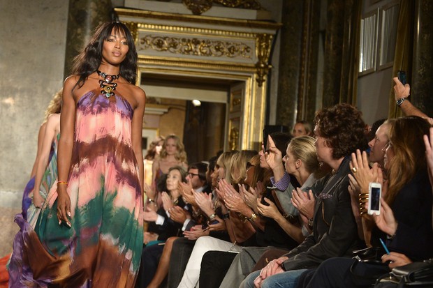 Naomi Campbell desfila para Emilio Pucci na semana de moda de Milão (Foto: AFP)