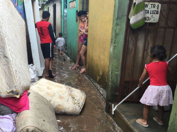 Rua da Vila Cauhy no Núcleo Bandeirante, no DF, ficou inundada após o transbordamento de um córrego nesta quarta (20) (Foto: Jéssica Nascimento/G1)