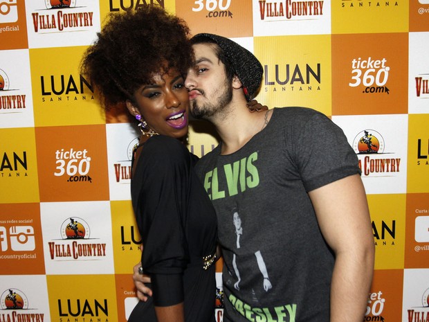Bailarina Ivi Pizzott com Luan Santana em show em São Paulo (Foto: Celso Tavares/ EGO)