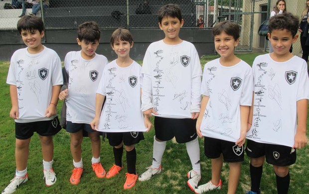 crianças treino Botafogo (Foto: Gustavo Rotstein / globoesporte.com)