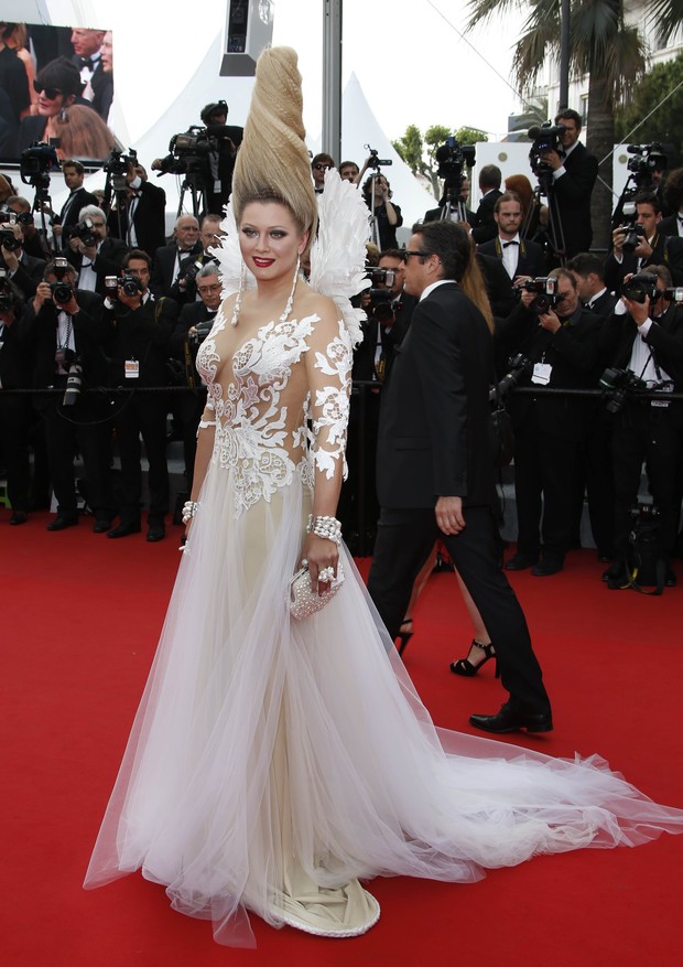 Convidada chama atenção no tapete vermelho da première de Mad Max: Estrada da Fúria, no Festival de Cannes (Foto: Reuters)