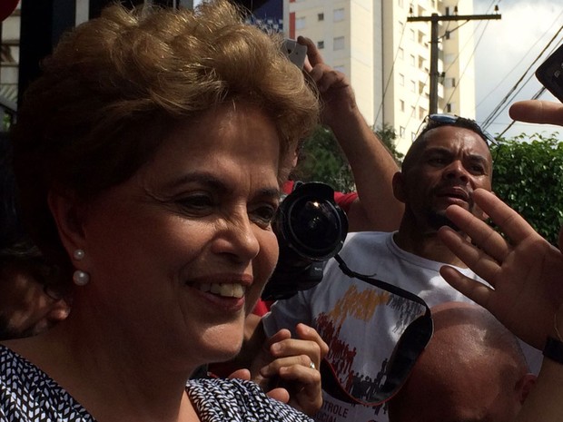 Presidente Dilma Rousseff cumprimenta militantes em frente a prédio de Lula, em São Bernardo do Campo, no ABC (Foto: Carolina Dantas / G1)