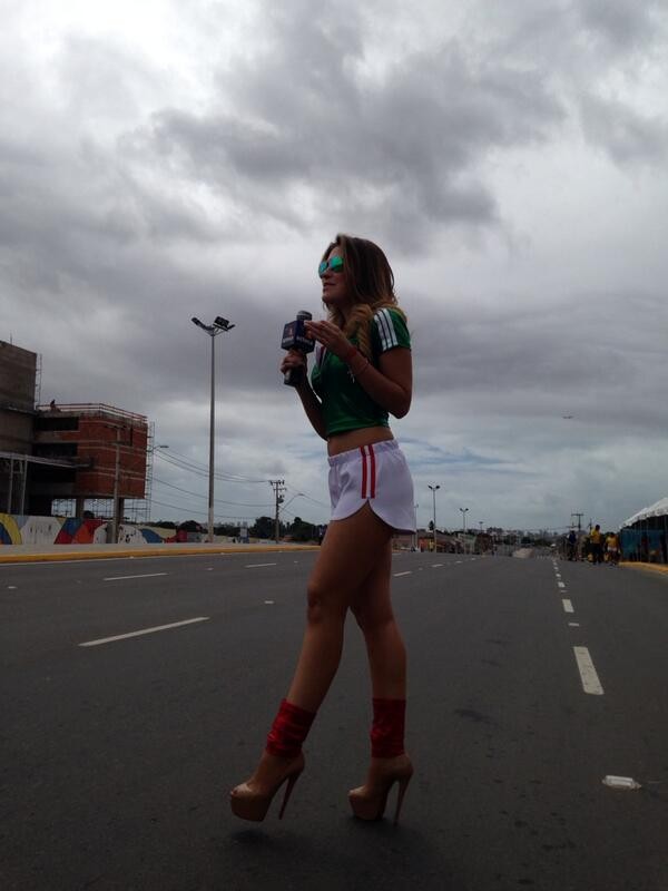 Mariana Gonzalez, reporter de tv do México, trabalhando em frente ao Castelão 