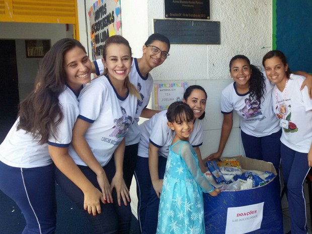 BÃ¡rbara e professoras de creche localizada no NÃºcleo Bandeirante (Foto: Priscilla Sales/Arquivo Pessoal)