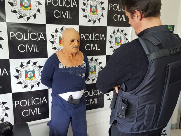 Homem usava disfarce para cometer assaltos a banco (Foto: Polícia Civil/Divulgação)