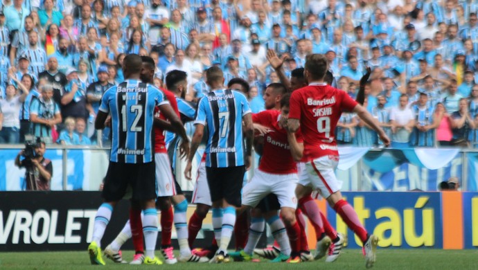 Jogadores do Grmio e do Inter durante confuso no Gre-Nal (Foto: Diego Guichard/GloboEsporte.com )