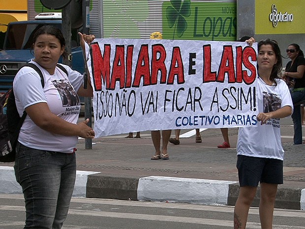 Amigos e familiares protestam contra morte de casal gay em Camaçari (BA) (Foto: Everaldo Lins/ Visão Diária)