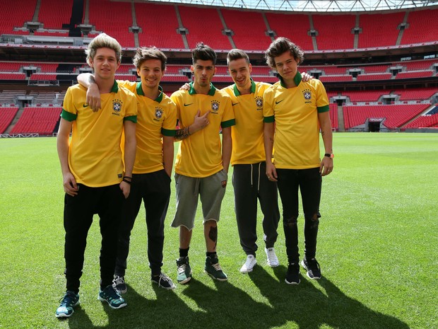 Membros do One Direction posam com camisas da seleção brasileira (Foto: Divulgação/Time For Fun)