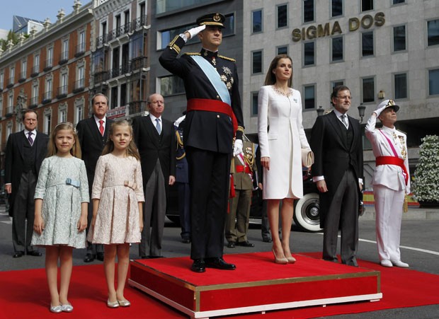 O novo rei da Espanha, Felipe VI, posa ao lado da mulher, Letizia, das filhas, as infantas Leonor e Sofia, do primeiro-ministro Mariano Rajoy e do chefe das Forças Armadas, almirante Fernando Garcia Sanchez (Foto: Sergio Barrenechea /AFP)