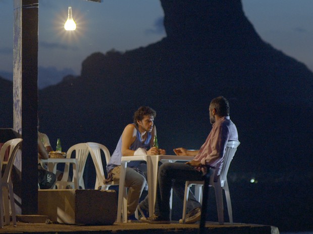 Pedro fala sobre Miguel, sem saber que é ele quem está na sua frente (Foto: TV Globo)