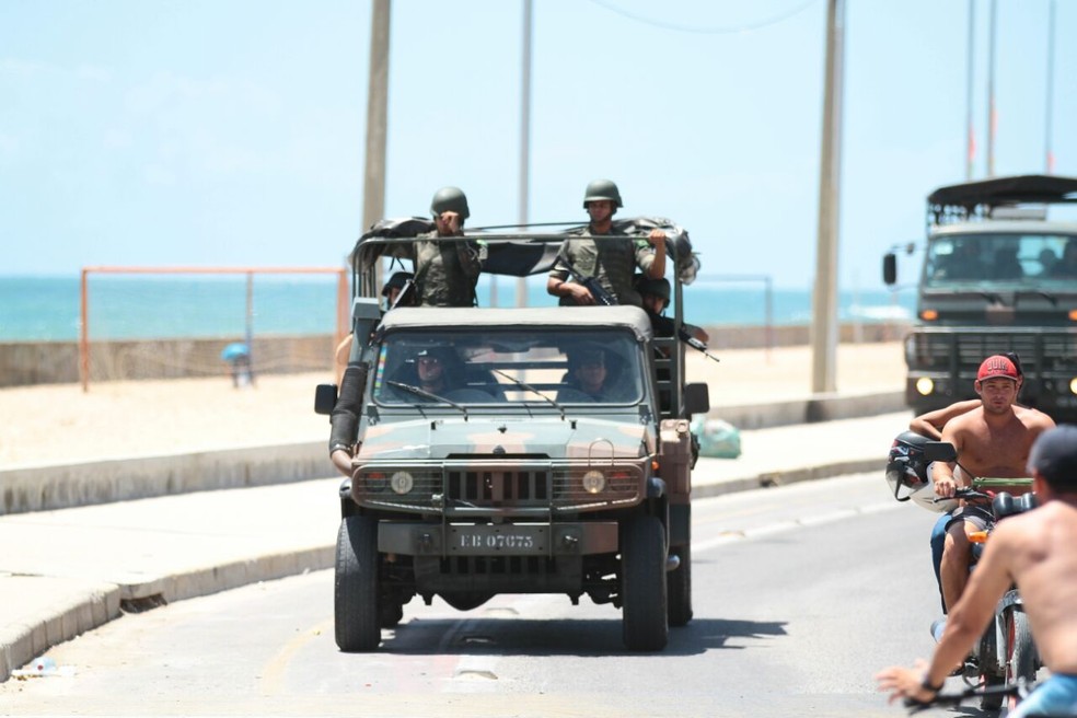 Na manhã deste sábado (10), era possível ver caminhões com soldados do Exército na orla de Brasília Teimosa, na Zona Sul do Recife (Foto: Marlon Costa/Pernambuco Press)