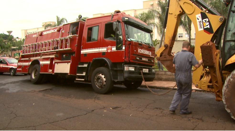 Trator precisou ser utilizado para guinchar caminhão do Corpo de Bombeiros em Ribeirão Preto (Foto: Reprodução / EPTV) Trator precisou ser utilizado para guinchar caminhão do Corpo de Bombeiros em Ribeirão Preto (Foto: Reprodução / EPTV)