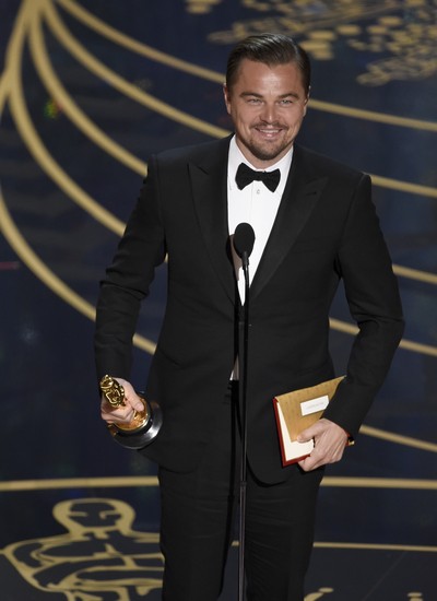 Leonardo DiCaprio finalmente leva o Oscar de melhor ator, após cinco indicações na categoria! (Foto: Chris Pizzello/Invision/AP)