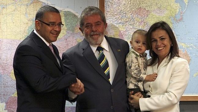 O ex-presidente Lula ladeado pelo ex-presidente de El Salvador, Mauricio Funes, e sua esposa, Vanda Pignato (Foto: Presidência da República)