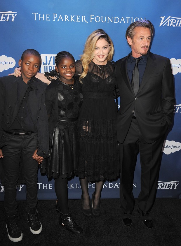 Sean Penn com Madonna e os filhos, David Banda e Mercy James (Foto: ANGELA WEISS / GETTY IMAGES NORTH AMERICA / AFP)