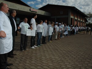 Manifetantes dão abraço no hospital geral de Palmas (Foto: Aurielly Painkow/CRM-TO)