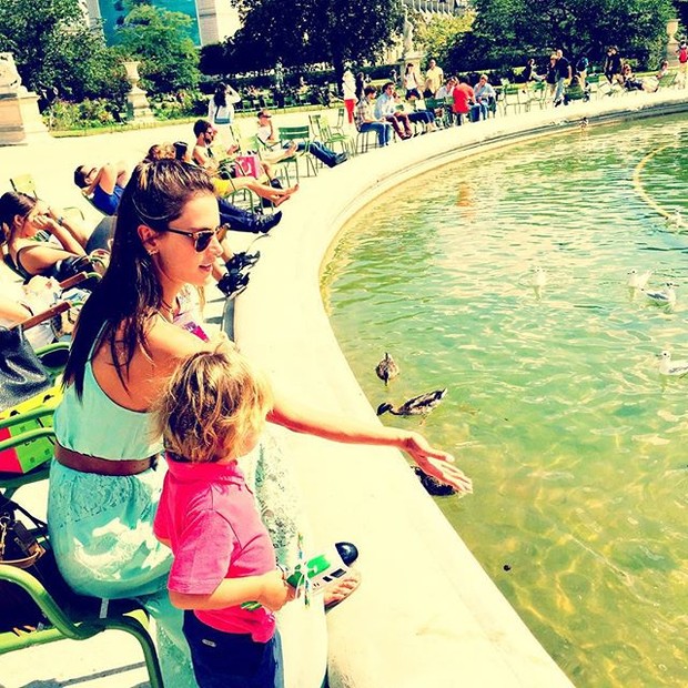 Alessandra Ambrósio curte Paris com os filhos (Foto: Instagram)