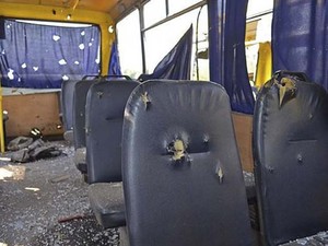 Imagem divulgada pelo Ministério do Interior da Ucrânia mostra ônibus destruído por bomba nesta terça-feira (13) na rigão de Donetsk (Foto: AP Photo/Ukrainian Interior Ministry)