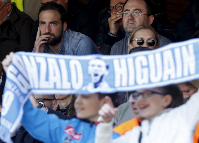 Higuaín assiste a Napoli x Hellas Verona (Foto: REUTERS/Ciro De Luca)