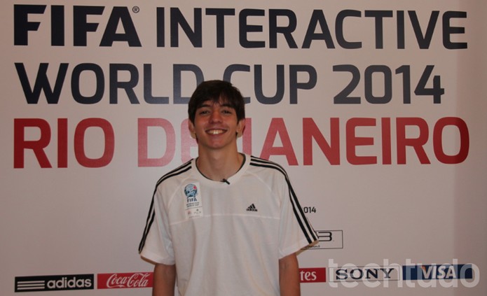 O carioca Rafael Salles Leite Fortes, 18 anos, se sagrou Campeão Nacional da Copa do Mundo Interativa da FIFA 2014. (Foto: Diego Borges / TechTudo) O carioca Rafael Salles Leite Fortes, 18 anos, se sagrou Campeão Nacional da Copa do Mundo Interativa da FIFA 2014. (Foto: Diego Borges / TechTudo)