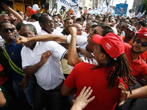 Militantes brigam durante comemorações do 2 de Julho (Foto: Raul Spinassé/Agência A Tarde/Estadão Conteúdo)