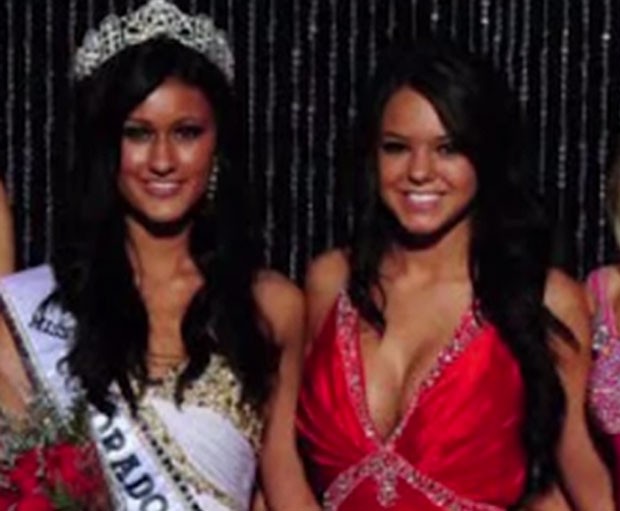 Kristy Althaus (à dir), aparece ao lado de Jacqueline Zuccherino,  vencedora do título Miss Colorado 2012  (Foto: Reprodução/YouTube/Kristy Althaus )