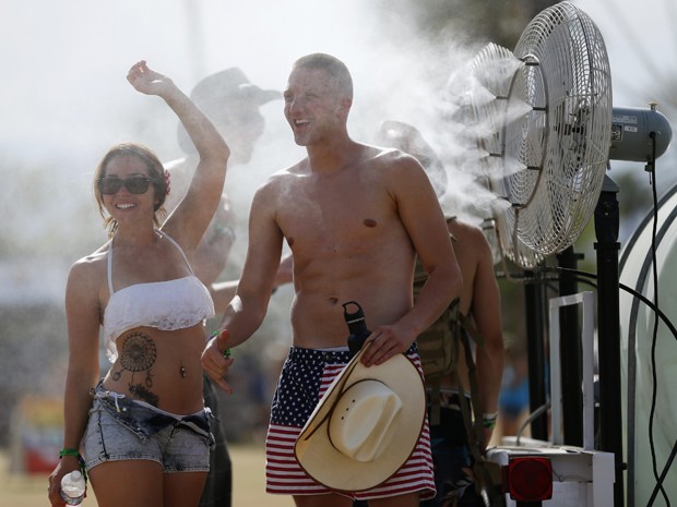 Fãs de música country aproveitam o primeiro dia do festival Stagecoach, em Indio, na Califórnia, EUA, na sexta-feira (25) (Foto: REUTERS/Mike Blake)