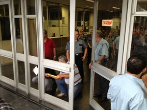 Após reintegração, moradores invadem prefeitura de Cubatão (SP) (Foto: Luis Paes/TV Tribuna)