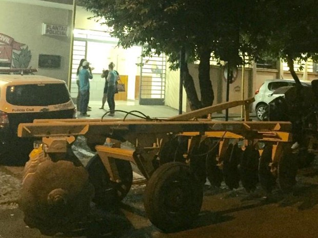 Grade que também foi recuperada pela polícia (Foto: Divulgação/DIG) Grade que também foi recuperada pela polícia (Foto: Divulgação/DIG)