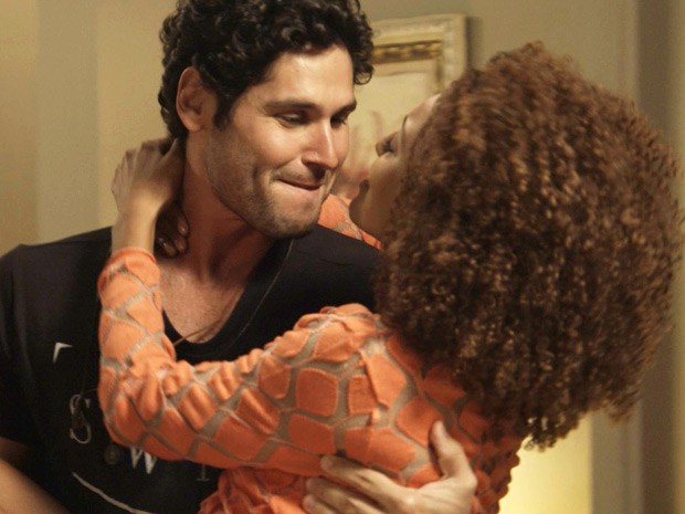 Bento e Paula curtem clima de romance (Foto: TV Globo)