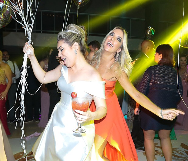 Ticiane Pinheiro se diverte em pista de dança com os noivos Naiara Azevedo e Rafael Cabral (Foto: Rafael Cusato/Brazil News)