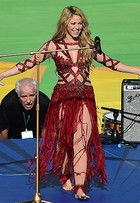 Nicki Minaj usa look parecido com o de Shakira e vira polêmica na web