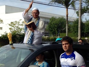 Torcedor da Argentina vestido de Papa em frente ao hotel da seleção (Foto: Roberta Salinet / RBS TV)