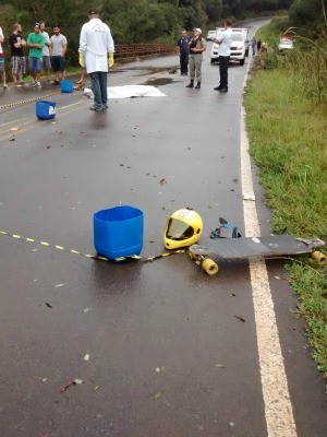 Skate e capacete usados por Everton no momento da queda (Foto: Hamilton Link, divulgação/Polícia Civil)